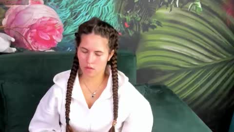 Mia online show from September 10, 2025, 7:41 am