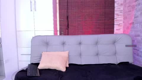 Mia online show from March 4, 2025, 7:01 pm