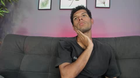 Mia online show from November 6, 2025, 7:26 pm