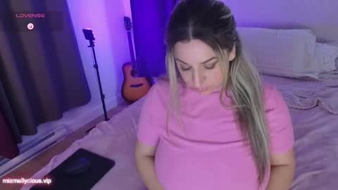 Snapshot of miamellyciousxx chatting on December 15, 2024, 2:19 am Mia Melly online show from December 15, 2024, 2:19 am