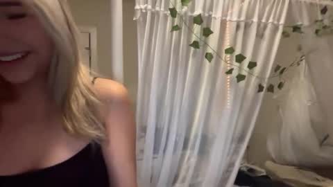 Snapshot of miamoon9 chatting on February 26, 2026, 5:06 am Mia online show from February 26, 2026, 5:06 am