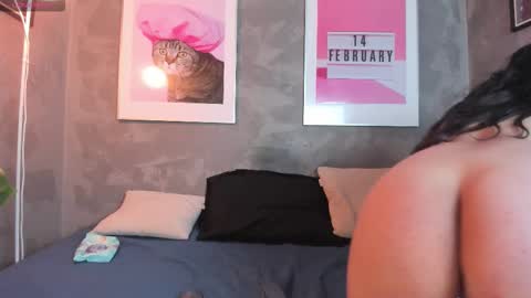 Mia online show from November 24, 2025, 8:52 pm