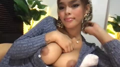 Mia online show from September 17, 2025, 7:04 pm