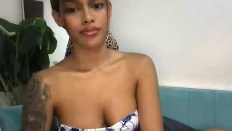 Mia online show from September 22, 2025, 2:52 pm