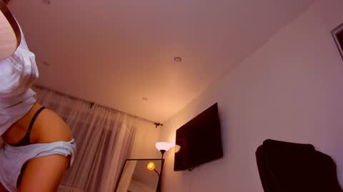 Snapshot of miapaw chatting on September 17, 2025, 8:32 pm Mia online show from September 17, 2025, 8:32 pm