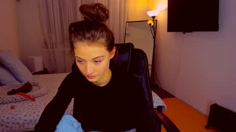 Mia online show from October 17, 2025, 8:55 pm