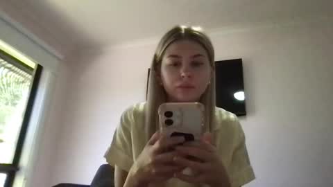 mia online show from December 12, 2024, 1:21 am