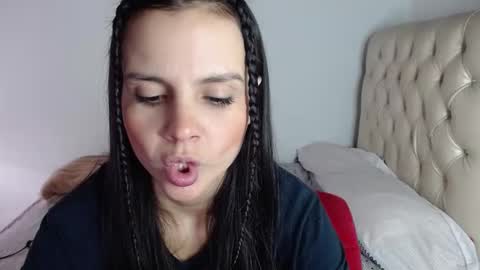 miarobinn_ online show from December 1, 2024, 4:29 pm