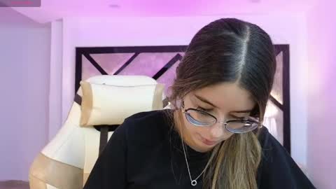 Mia online show from April 14, 2026, 7:09 pm