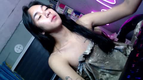 Mia online show from November 28, 2025, 1:25 pm