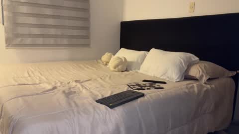 Mia online show from October 9, 2025, 12:08 am