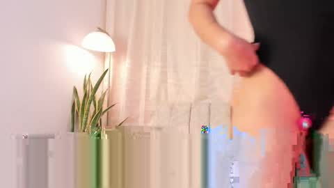 Snapshot of miavenuss_1 chatting on May 2, 2026, 11:43 pm Miavenuss 1 online show from May 2, 2026, 11:43 pm