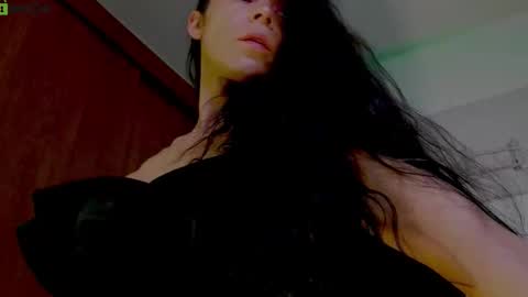 Mia online show from October 15, 2025, 12:49 pm