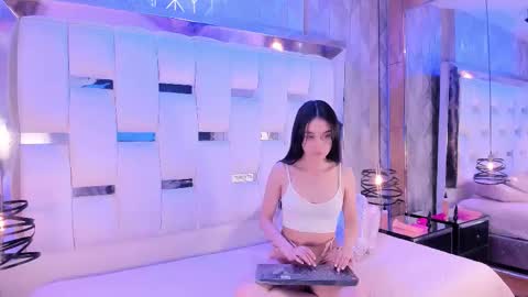 Mia Watson online show from November 4, 2025, 12:15 pm