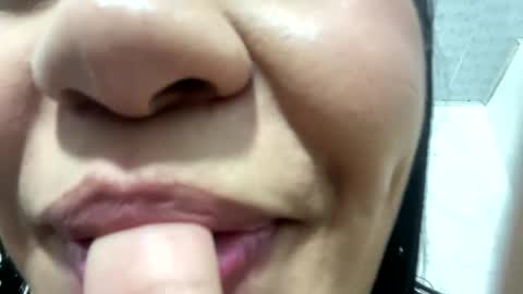 Snapshot of miawhithee chatting on October 14, 2025, 12:33 am Ma Whithe online show from October 14, 2025, 12:33 am