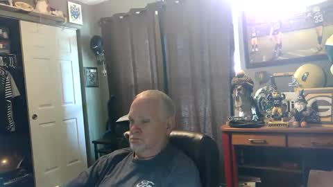 Snapshot of midwestdad09 chatting on June 3, 2026, 7:19 pm midwestdad09 online show from June 3, 2026, 7:19 pm
