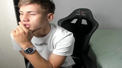 Snapshot of miguel_hz chatting on October 8, 2025, 6:49 pm Miguel Hernandez online show from October 8, 2025, 6:49 pm