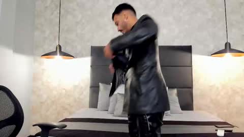 miguelsanfrancisco online show from November 8, 2025, 3:23 pm