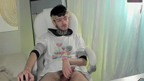 Snapshot of mihailleroy chatting on December 17, 2024, 8:32 pm MIHAIL LEROY finally independent model online show from December 17, 2024, 8:32 pm