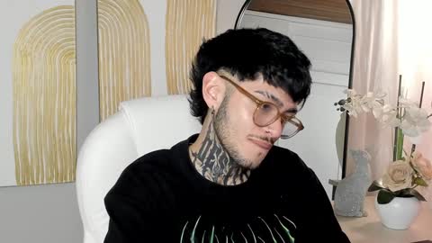 Snapshot of mihailleroy chatting on January 21, 2025, 11:24 pm MIHAIL LEROY finally independent model online show from January 21, 2025, 11:24 pm