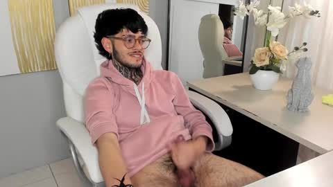 Snapshot of mihailleroy chatting on January 28, 2025, 1:18 am MIHAIL LEROY finally independent model online show from January 28, 2025, 1:18 am