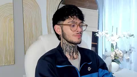 Snapshot of mihailleroy chatting on February 20, 2025, 1:25 am MIHAIL LEROY finally independent model online show from February 20, 2025, 1:25 am