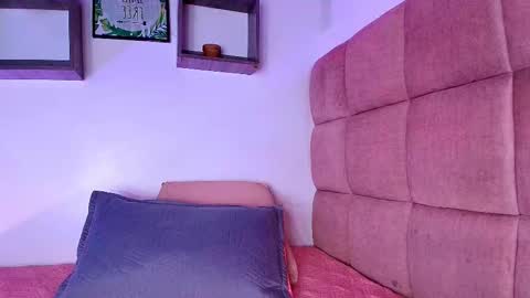 Mia  online show from September 27, 2025, 11:59 am