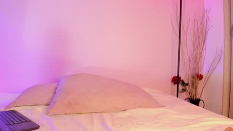 Miia Brooklyn  online show from January 17, 2025, 3:43 pm