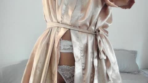 miia_evans01 online show from November 4, 2025, 12:04 pm