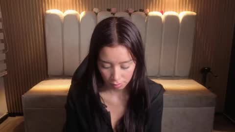 miiaa_evans1 online show from April 18, 2026, 8:09 pm