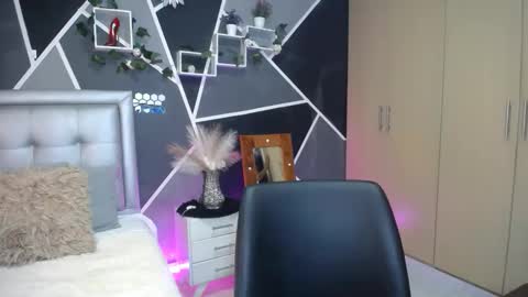 miiaa_k online show from October 29, 2025, 5:42 am