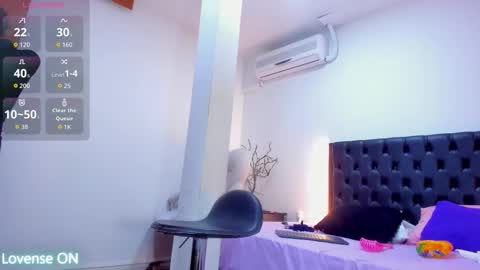 mia sofia online show from November 19, 2025, 7:36 pm