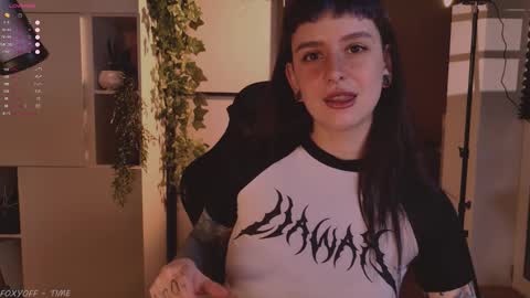 mika_moon_ online show from September 24, 2025, 5:05 pm