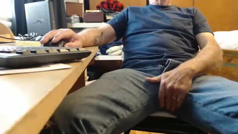 Snapshot of mike694fun chatting on November 17, 2025, 3:07 pm mike694fun online show from November 17, 2025, 3:07 pm