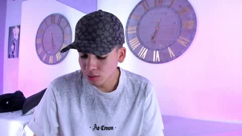 Snapshot of mike_0233 chatting on December 10, 2024, 4:24 am Mike 0233 online show from December 10, 2024, 4:24 am