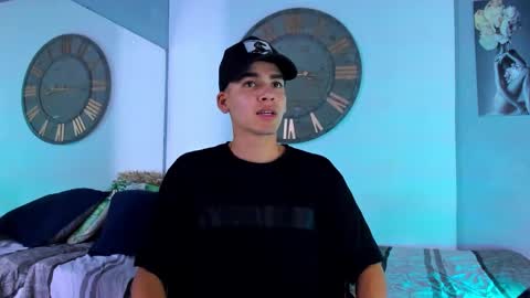 Snapshot of mike_0233 chatting on December 22, 2024, 3:44 am Mike 0233 online show from December 22, 2024, 3:44 am