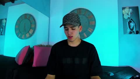 Snapshot of mike_0233 chatting on January 24, 2025, 3:32 am Mike 0233 online show from January 24, 2025, 3:32 am