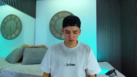 Snapshot of mike_0233 chatting on February 5, 2025, 4:06 am Mike 0233 online show from February 5, 2025, 4:06 am