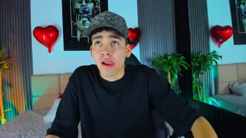 Snapshot of mike_0233 chatting on February 19, 2025, 4:34 am Mike 0233 online show from February 19, 2025, 4:34 am