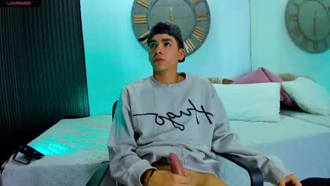 Snapshot of mike_0233 chatting on February 21, 2025, 5:24 am Mike 0233 online show from February 21, 2025, 5:24 am