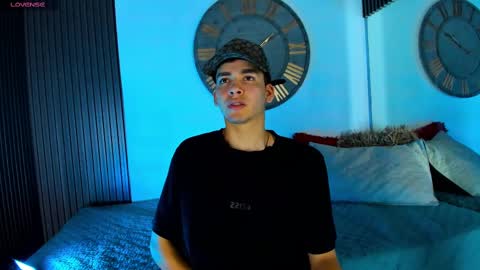 Snapshot of mike_0233 chatting on February 22, 2025, 5:44 am Mike 0233 online show from February 22, 2025, 5:44 am