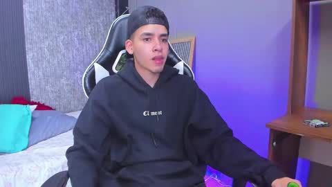 Snapshot of mike_0233 chatting on March 6, 2025, 3:57 am Mike 0233 online show from March 6, 2025, 3:57 am