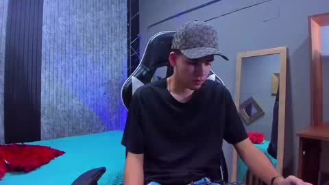 Snapshot of mike_0233 chatting on March 8, 2025, 4:12 am Mike 0233 online show from March 8, 2025, 4:12 am