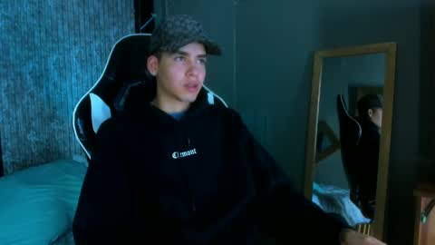 Snapshot of mike_0233 chatting on March 12, 2025, 4:08 am Mike 0233 online show from March 12, 2025, 4:08 am