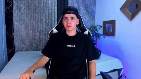 Snapshot of mike_0233 chatting on September 17, 2025, 4:47 am Mike 0233 online show from September 17, 2025, 4:47 am