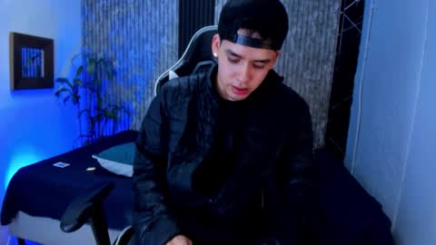 Snapshot of mike_0233 chatting on September 28, 2025, 4:40 am Mike 0233 online show from September 28, 2025, 4:40 am