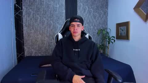 Snapshot of mike_0233 chatting on October 4, 2025, 4:32 am Mike 0233 online show from October 4, 2025, 4:32 am