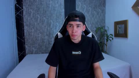 Snapshot of mike_0233 chatting on October 7, 2025, 4:53 am Mike 0233 online show from October 7, 2025, 4:53 am