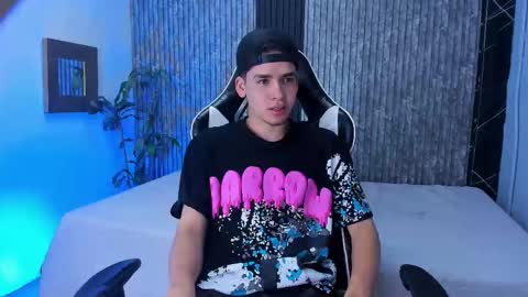 Snapshot of mike_0233 chatting on October 17, 2025, 5:54 am Mike 0233 online show from October 17, 2025, 5:54 am