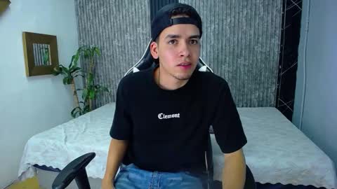 Snapshot of mike_0233 chatting on October 19, 2025, 4:35 am Mike 0233 online show from October 19, 2025, 4:35 am